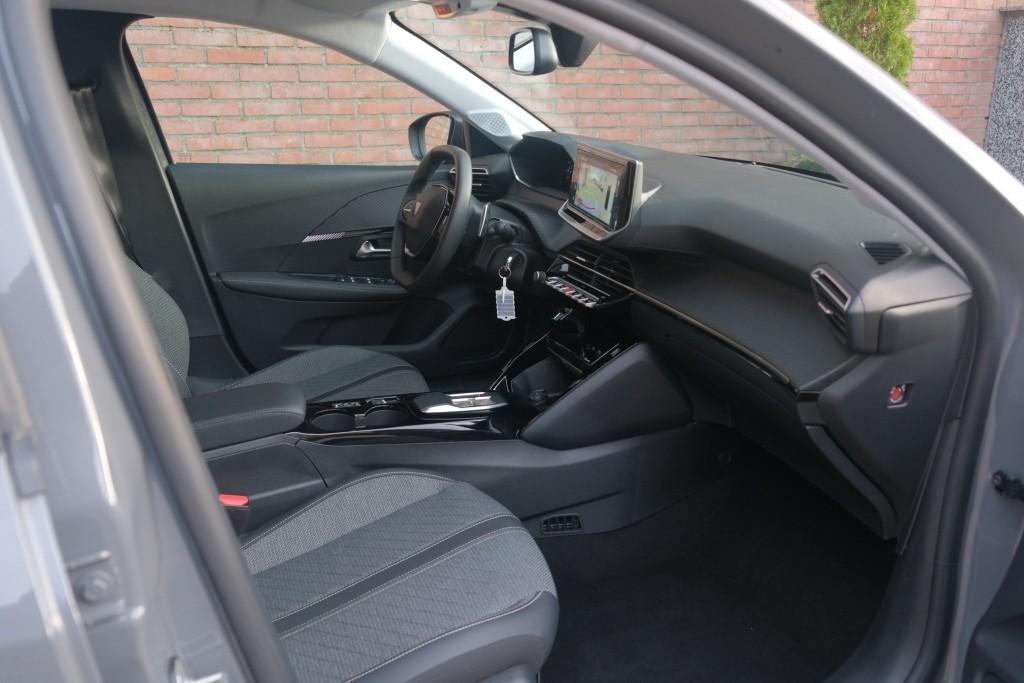Peugeot 208 1.2 Hybrid 110pk e-DCS6 Allure | Navi | App Connect | Climate | Cruise | Camera | Blind Spot | PDC afbeelding 4
