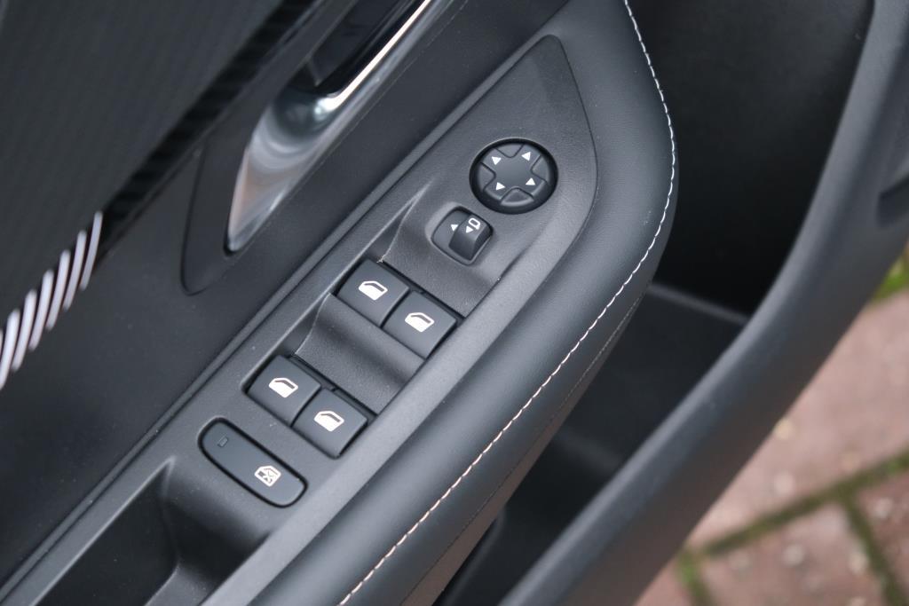 Peugeot 208 1.2 Hybrid 110pk e-DCS6 Allure | Navi | App Connect | Climate | Cruise | Camera | Blind Spot | PDC afbeelding 25