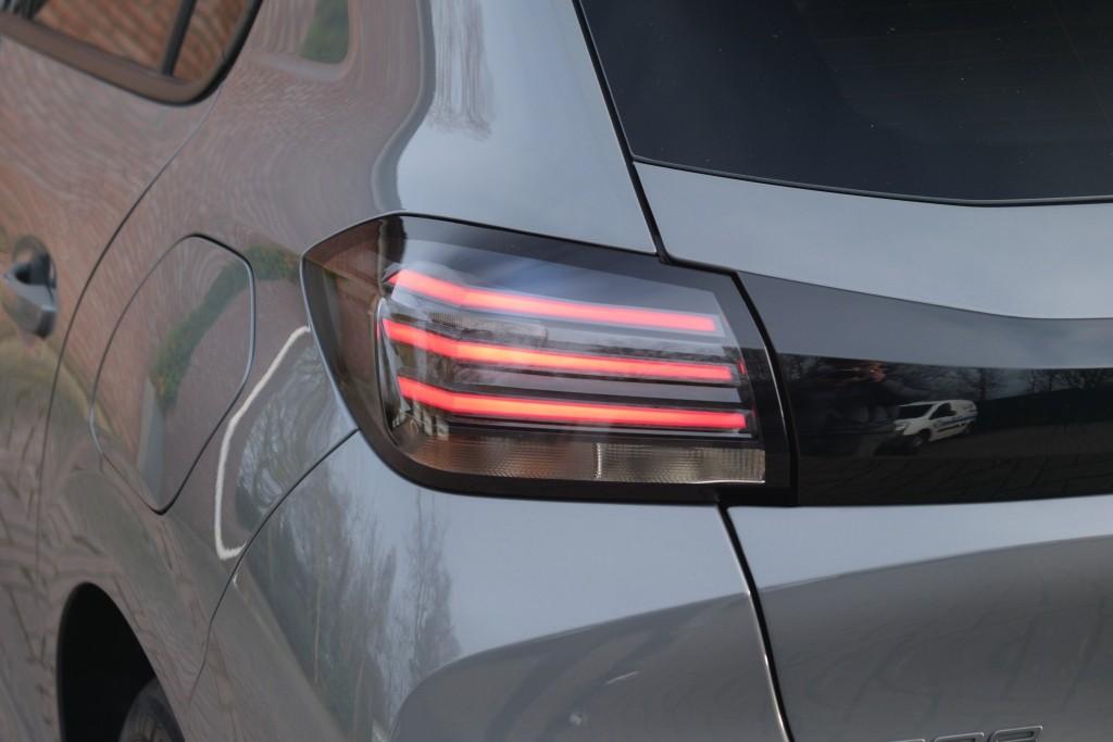 Peugeot 208 1.2 Hybrid 110pk e-DCS6 Allure | Navi | App Connect | Climate | Cruise | Camera | Blind Spot | PDC afbeelding 27