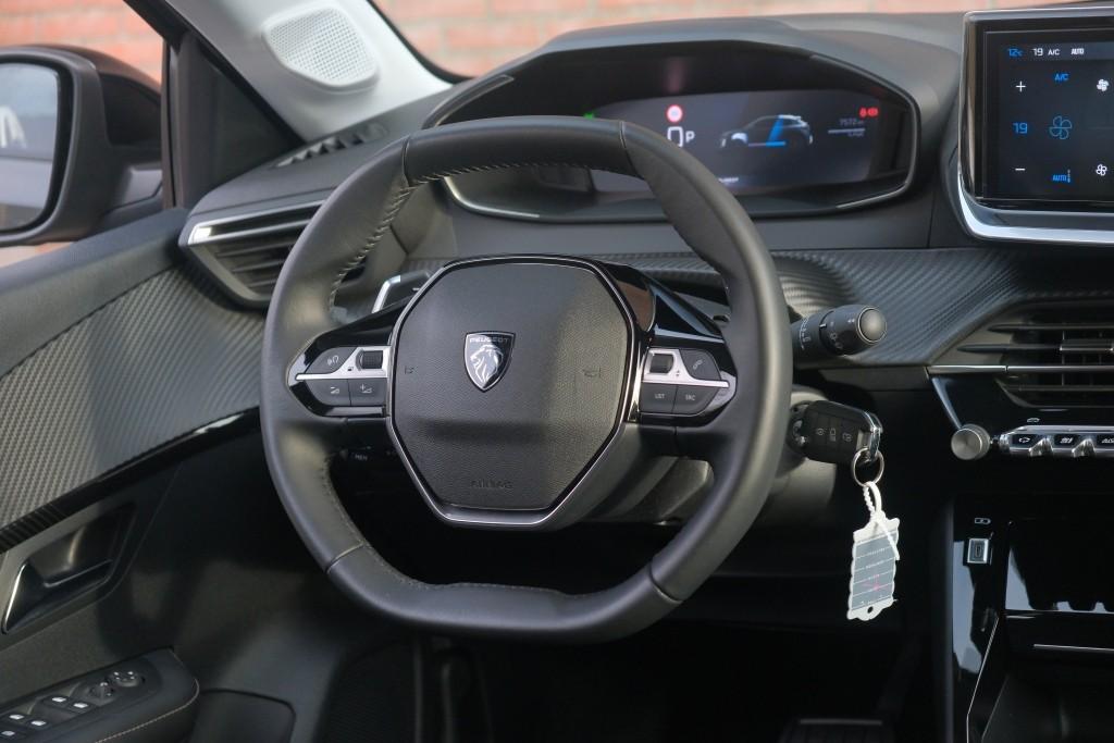 Peugeot 208 1.2 Hybrid 110pk e-DCS6 Allure | Navi | App Connect | Climate | Cruise | Camera | Blind Spot | PDC afbeelding 12