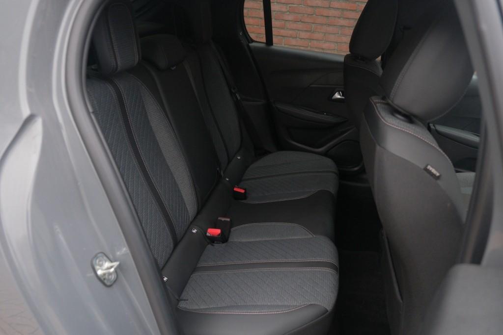 Peugeot 208 1.2 Hybrid 110pk e-DCS6 Allure | Navi | App Connect | Climate | Cruise | Camera | Blind Spot | PDC afbeelding 3