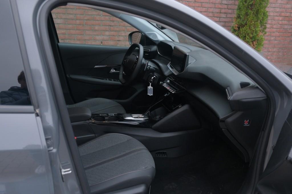 Peugeot 208 1.2 Hybrid 110pk e-DCS6 Allure | Navi | App Connect | Climate | Cruise | Camera | Blind Spot | PDC afbeelding 4