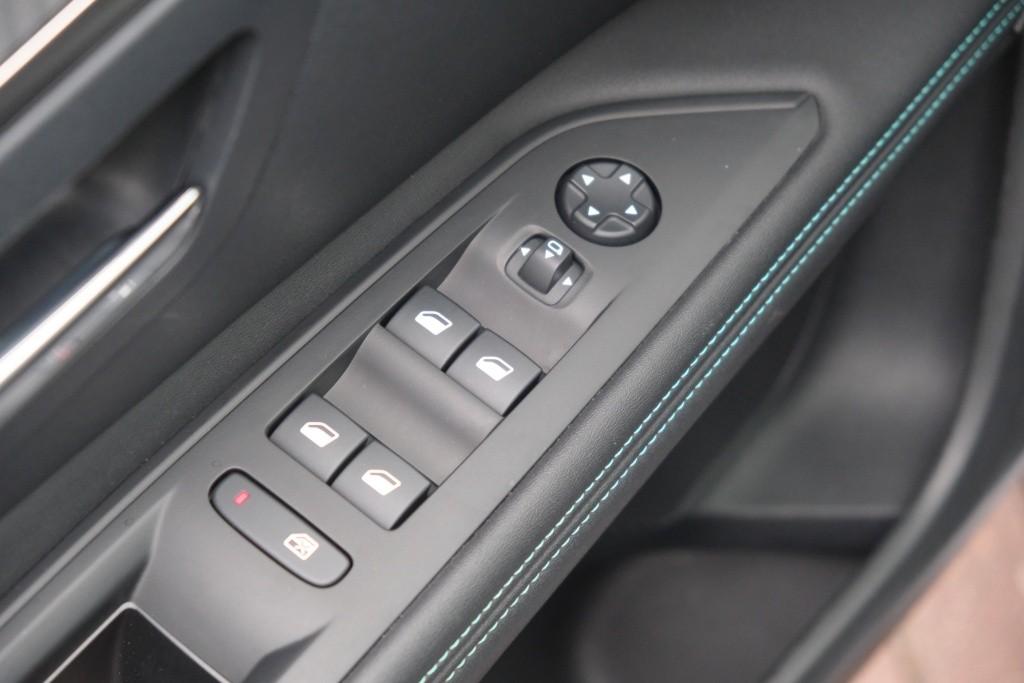 Peugeot 3008 1.6 Plug-in HYbrid 180pk EAT8 Allure Pack Business | Navi | App Connect | Adaptive Cruise | Climate | Keyless | Camera | Blind Spot afbeelding 24