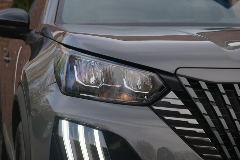 Peugeot 2008 1.2 PureTech 100pk Allure | Navi | App Connect | Climate | Adaptive Cruise | Keyless | Camera | Blind Spot afbeelding 2