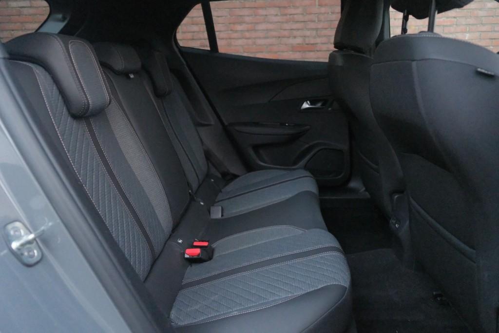 Peugeot 2008 1.2 PureTech 100pk Allure | Navi | App Connect | Climate | Adaptive Cruise | Keyless | Camera | Blind Spot afbeelding 3