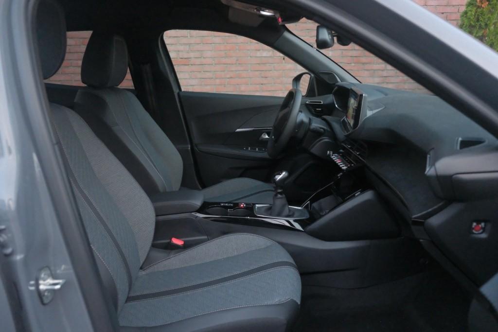 Peugeot 2008 1.2 PureTech 100pk Allure | Navi | App Connect | Climate | Adaptive Cruise | Keyless | Camera | Blind Spot afbeelding 4