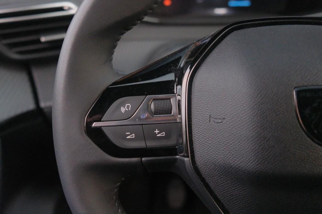 Peugeot 2008 1.2 PureTech 100pk Allure | Navi | App Connect | Climate | Adaptive Cruise | Keyless | Camera | Blind Spot afbeelding 9