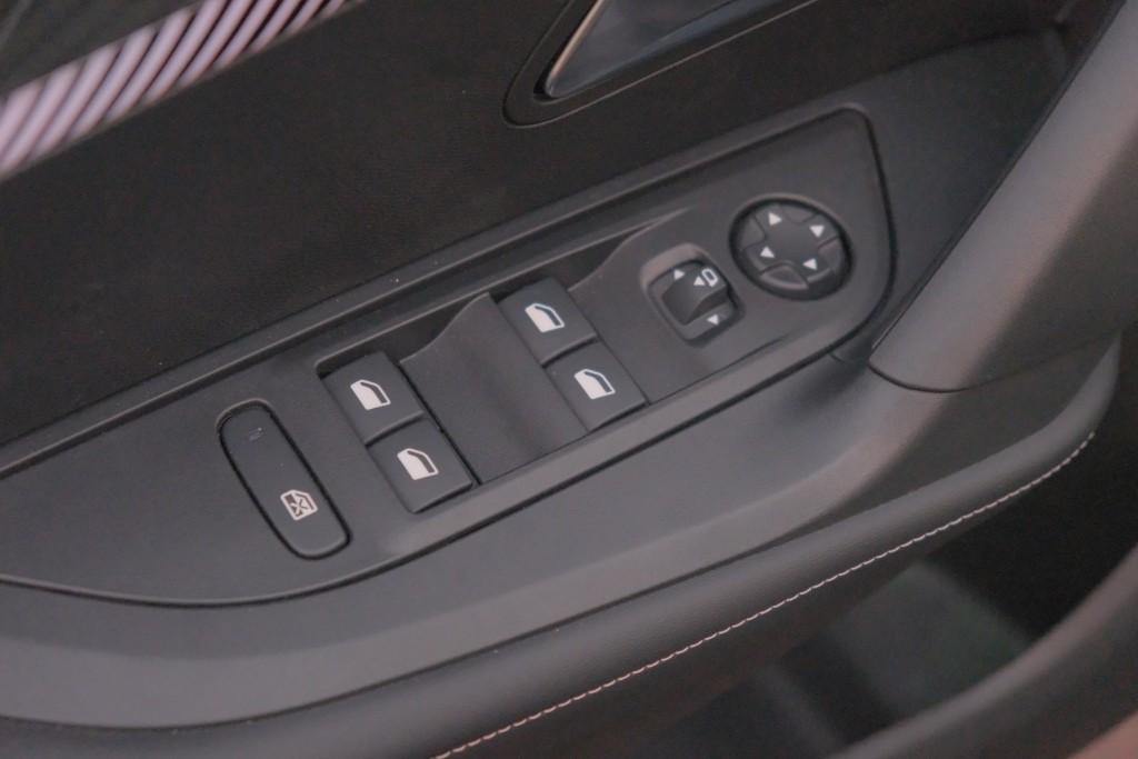 Peugeot 2008 1.2 PureTech 100pk Allure | Navi | App Connect | Climate | Adaptive Cruise | Keyless | Camera | Blind Spot afbeelding 22