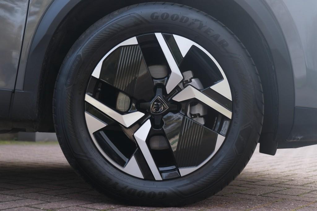 Peugeot 2008 1.2 PureTech 100pk Allure | Navi | App Connect | Climate | Adaptive Cruise | Keyless | Camera | Blind Spot afbeelding 25