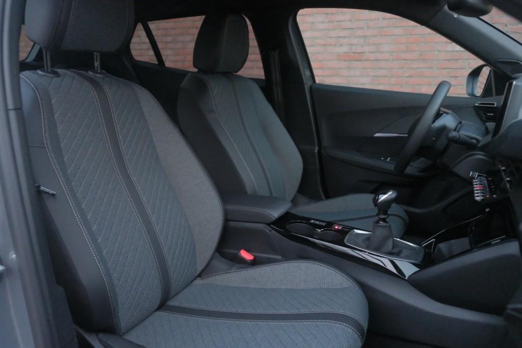 Peugeot 2008 1.2 PureTech 100pk Allure | App Connect | Keyless | Adaptive Cruise | Camera | Dodehoek | PDC afbeelding 6