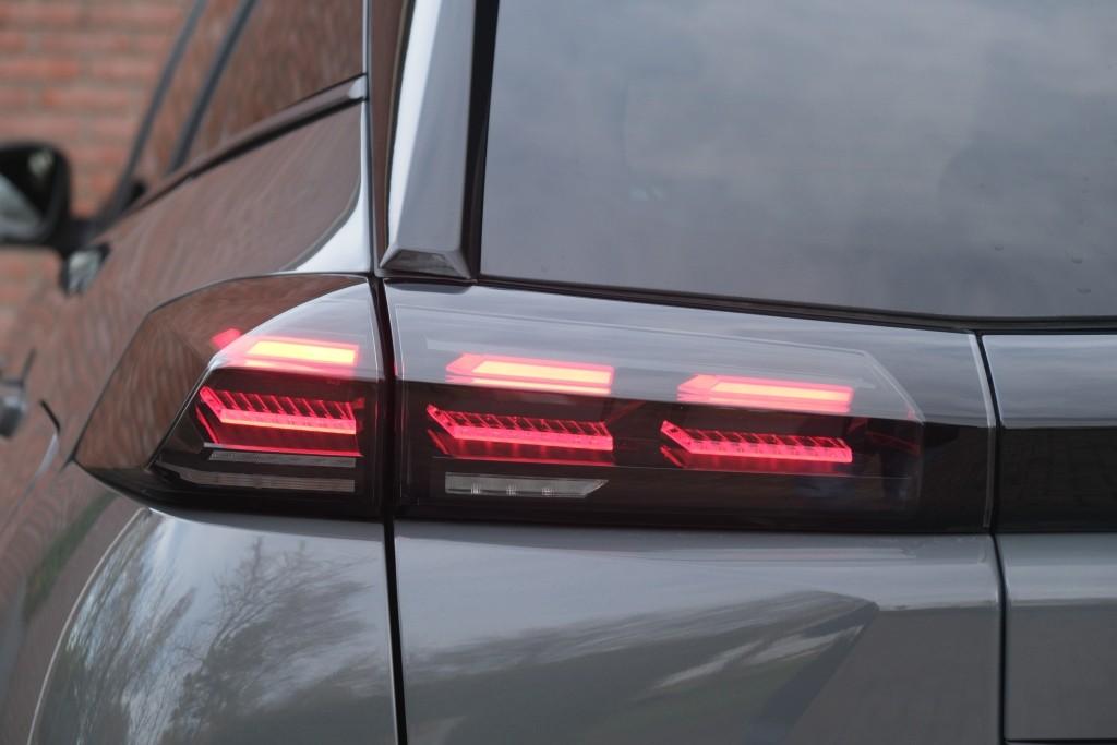 Peugeot 2008 1.2 PureTech 100pk Allure | App Connect | Keyless | Adaptive Cruise | Camera | Dodehoek | PDC afbeelding 26