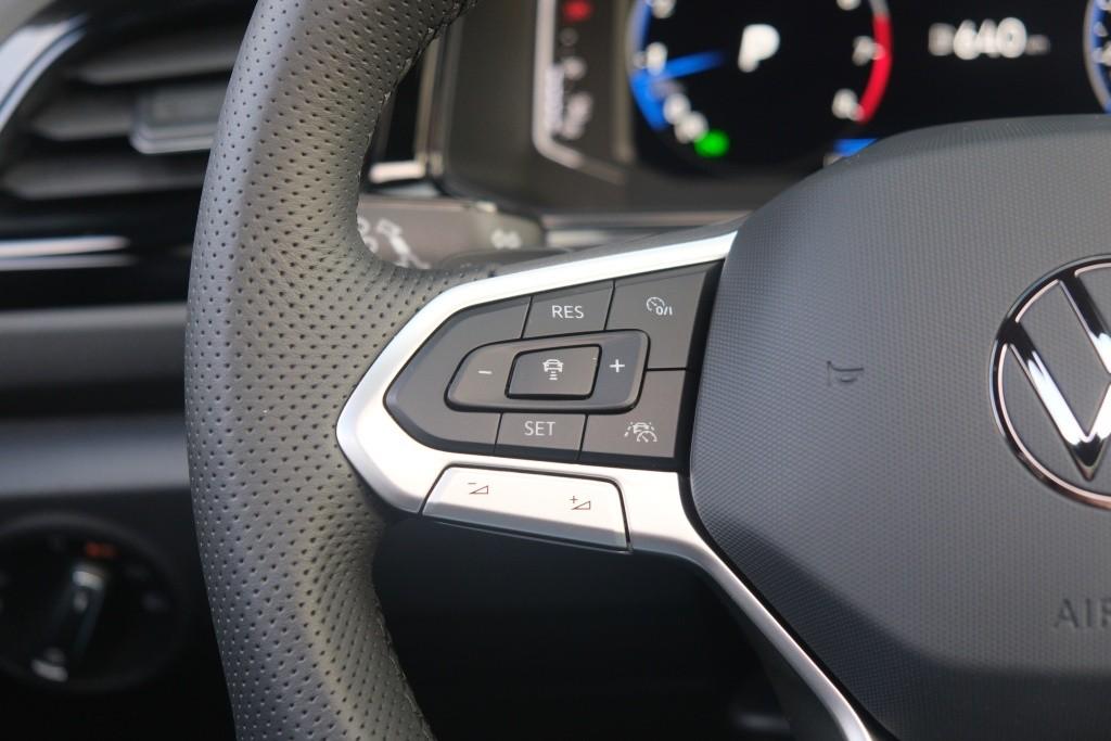 Volkswagen T-Roc 1.5 TSi 150pk DSG R-Line Black Edition | Black Style | App Connect | Panoramadak | Camera | Keyless | Elektrische Achterklep | Matrix LED | Winter Pakket afbeelding 9