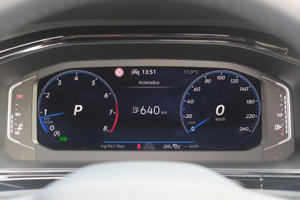 Volkswagen T-Roc 1.5 TSi 150pk DSG R-Line Black Edition | Black Style | App Connect | Panoramadak | Camera | Keyless | Elektrische Achterklep | Matrix LED | Winter Pakket afbeelding 11