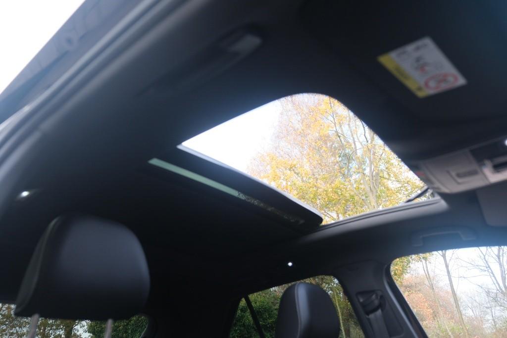 Volkswagen T-Roc 1.5 TSi 150pk DSG R-Line Black Edition | Black Style | App Connect | Panoramadak | Camera | Keyless | Elektrische Achterklep | Matrix LED | Winter Pakket afbeelding 14