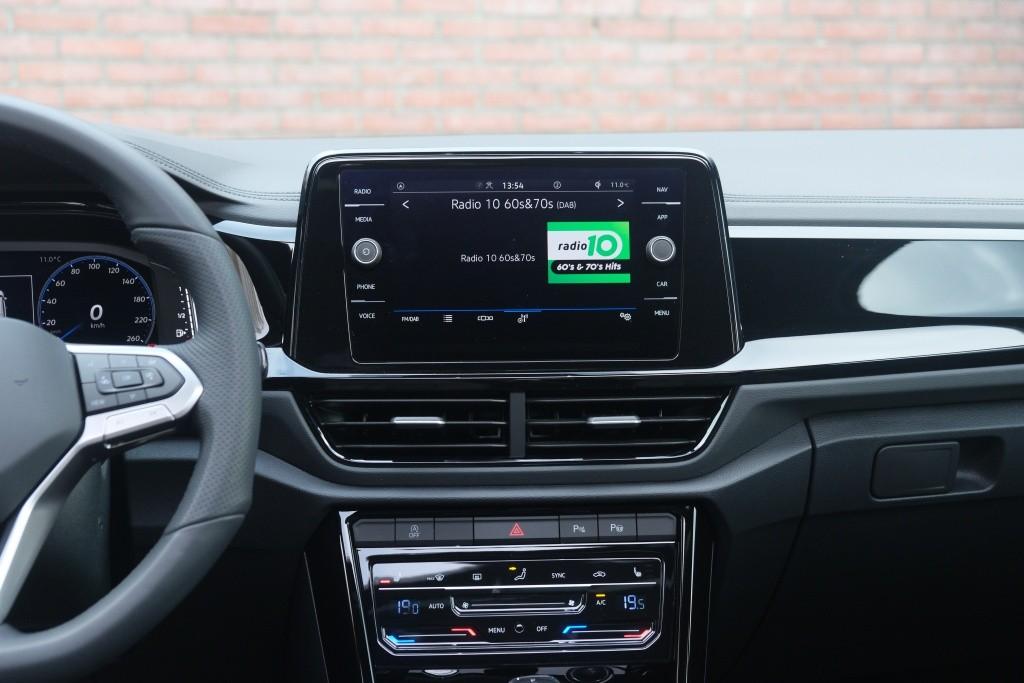 Volkswagen T-Roc 1.5 TSi 150pk DSG R-Line Black Edition | Black Style | App Connect | Panoramadak | Camera | Keyless | Elektrische Achterklep | Matrix LED | Winter Pakket afbeelding 16