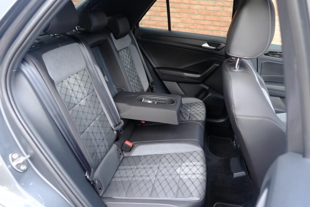 Volkswagen T-Roc 1.5 TSi 150pk DSG R-Line Black Edition | Black Style | App Connect | Panoramadak | Camera | Keyless | Elektrische Achterklep | Matrix LED | Winter Pakket afbeelding 3