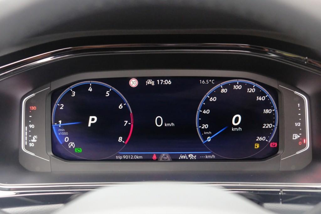 Volkswagen T-Roc 1.5 TSi 150pk DSG R-Line Black Edition | Black Style | App Connect | Panoramadak | Camera | Keyless | Elektrische Achterklep | Matrix LED | Winter Pakket afbeelding 11