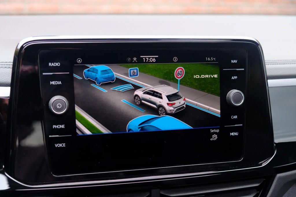 Volkswagen T-Roc 1.5 TSi 150pk DSG R-Line Black Edition | Black Style | App Connect | Panoramadak | Camera | Keyless | Elektrische Achterklep | Matrix LED | Winter Pakket afbeelding 18