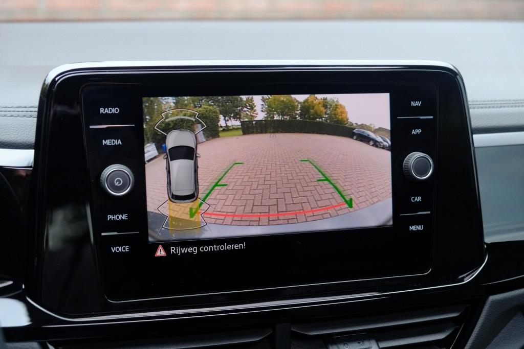 Volkswagen T-Roc 1.5 TSi 150pk DSG R-Line Black Edition | Black Style | App Connect | Panoramadak | Camera | Keyless | Elektrische Achterklep | Matrix LED | Winter Pakket afbeelding 19