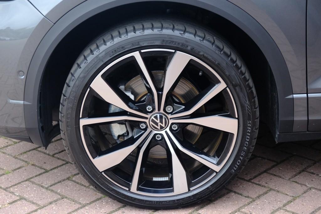 Volkswagen T-Roc 1.5 TSi 150pk DSG R-Line Black Edition | Black Style | App Connect | Panoramadak | Camera | Keyless | Elektrische Achterklep | Matrix LED | Winter Pakket afbeelding 26