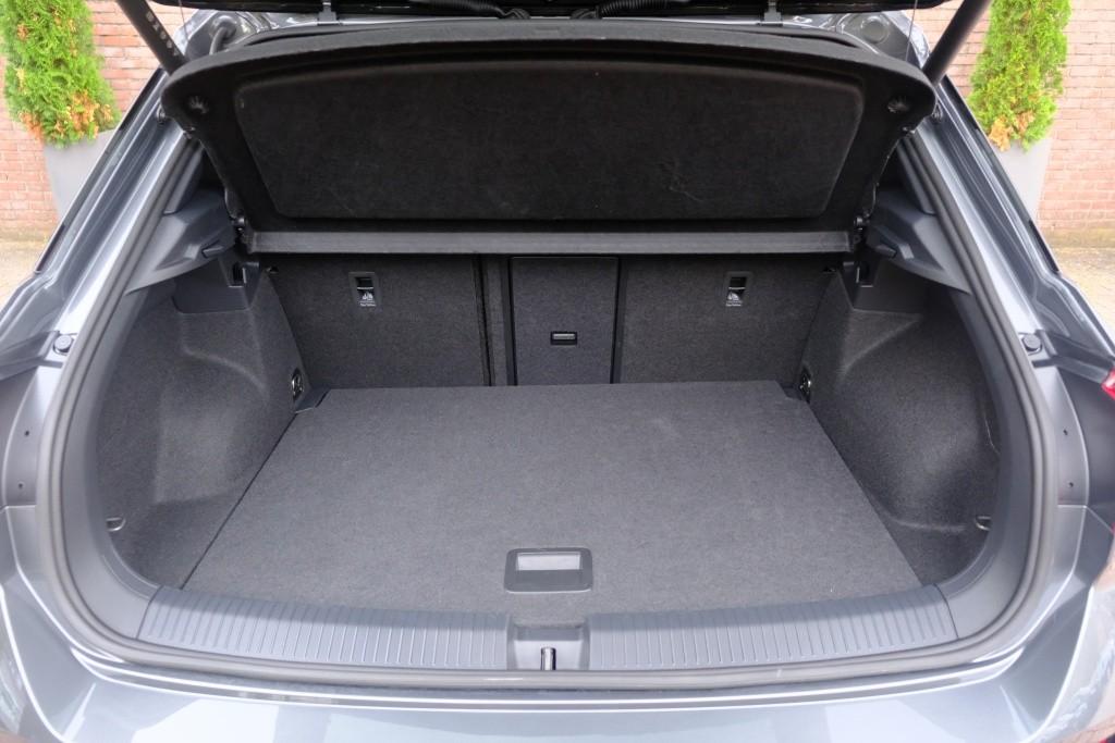 Volkswagen T-Roc 1.5 TSi 150pk DSG R-Line Black Edition | Black Style | App Connect | Panoramadak | Camera | Keyless | Elektrische Achterklep | Matrix LED | Winter Pakket afbeelding 29