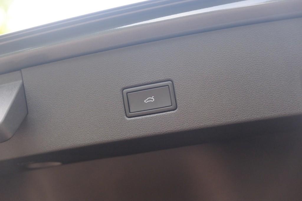 Volkswagen T-Roc 1.5 TSi 150pk DSG R-Line Black Edition | Black Style | App Connect | Panoramadak | Camera | Keyless | Elektrische Achterklep | Matrix LED | Winter Pakket afbeelding 30