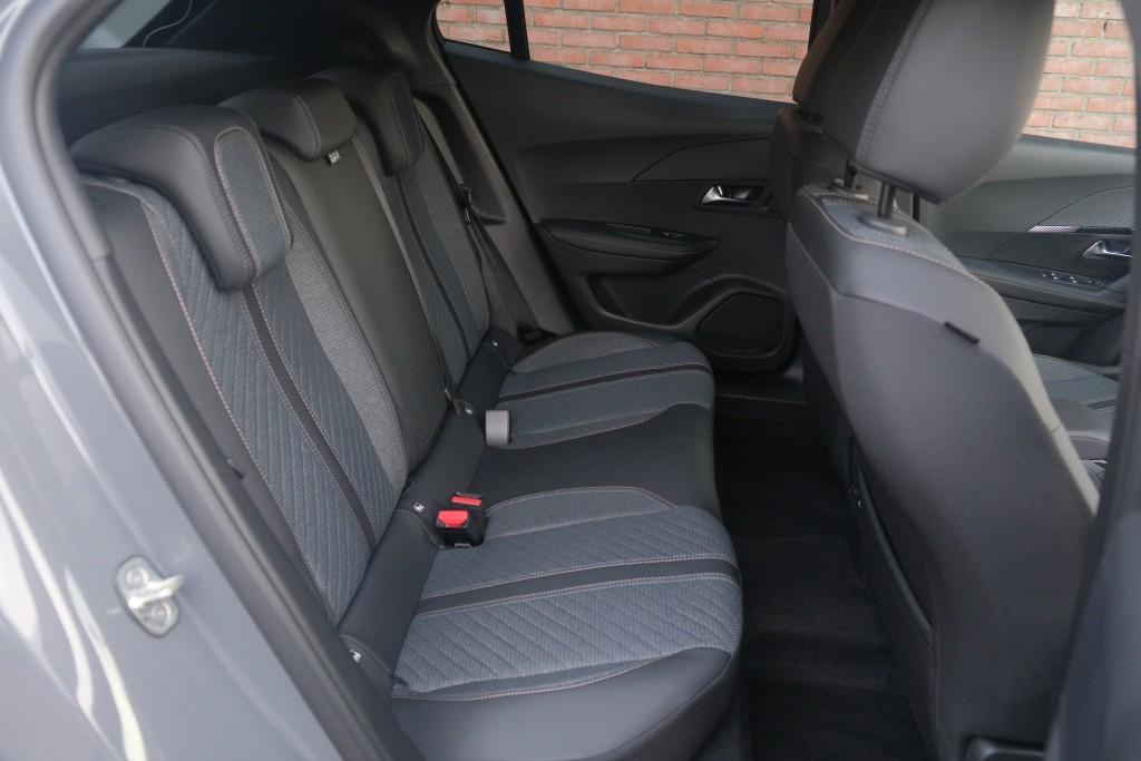 Peugeot 2008 1.2 PureTech 100pk Allure | App Connect | Keyless | Adaptive Cruise | Camera | Dodehoek | PDC afbeelding 3