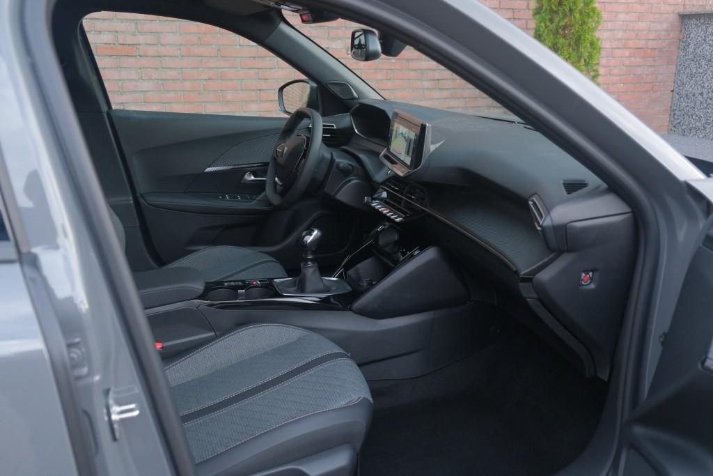 Peugeot 2008 1.2 PureTech 100pk Allure | App Connect | Keyless | Adaptive Cruise | Camera | Dodehoek | PDC afbeelding 4