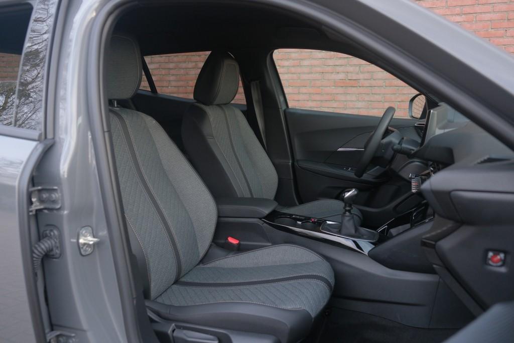 Peugeot 2008 1.2 PureTech 100pk Allure | App Connect | Keyless | Adaptive Cruise | Camera | Dodehoek | PDC afbeelding 5