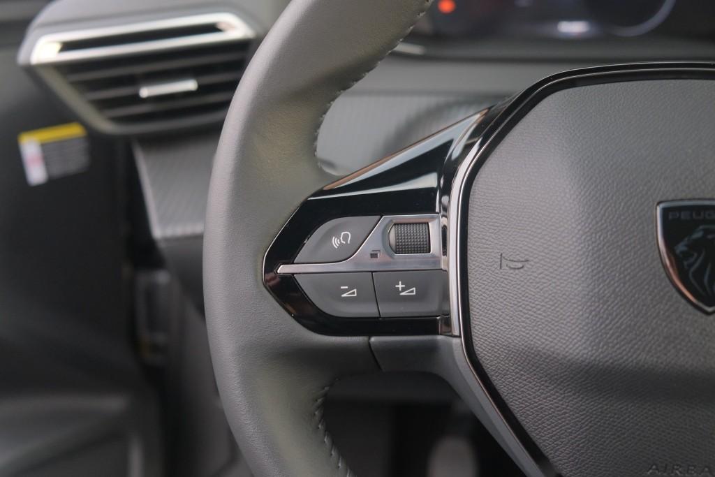 Peugeot 2008 1.2 PureTech 100pk Allure | App Connect | Keyless | Adaptive Cruise | Camera | Dodehoek | PDC afbeelding 8