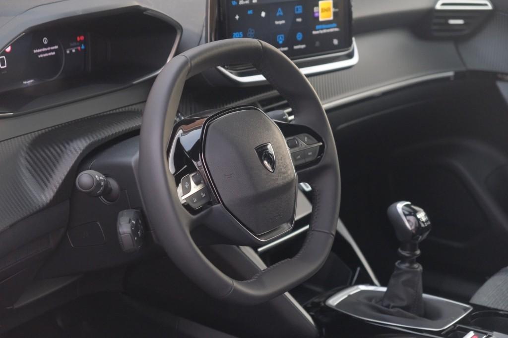 Peugeot 2008 1.2 PureTech 100pk Allure | App Connect | Keyless | Adaptive Cruise | Camera | Dodehoek | PDC afbeelding 11