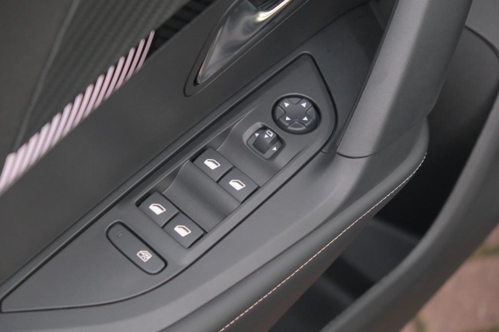 Peugeot 2008 1.2 PureTech 100pk Allure | App Connect | Keyless | Adaptive Cruise | Camera | Dodehoek | PDC afbeelding 23