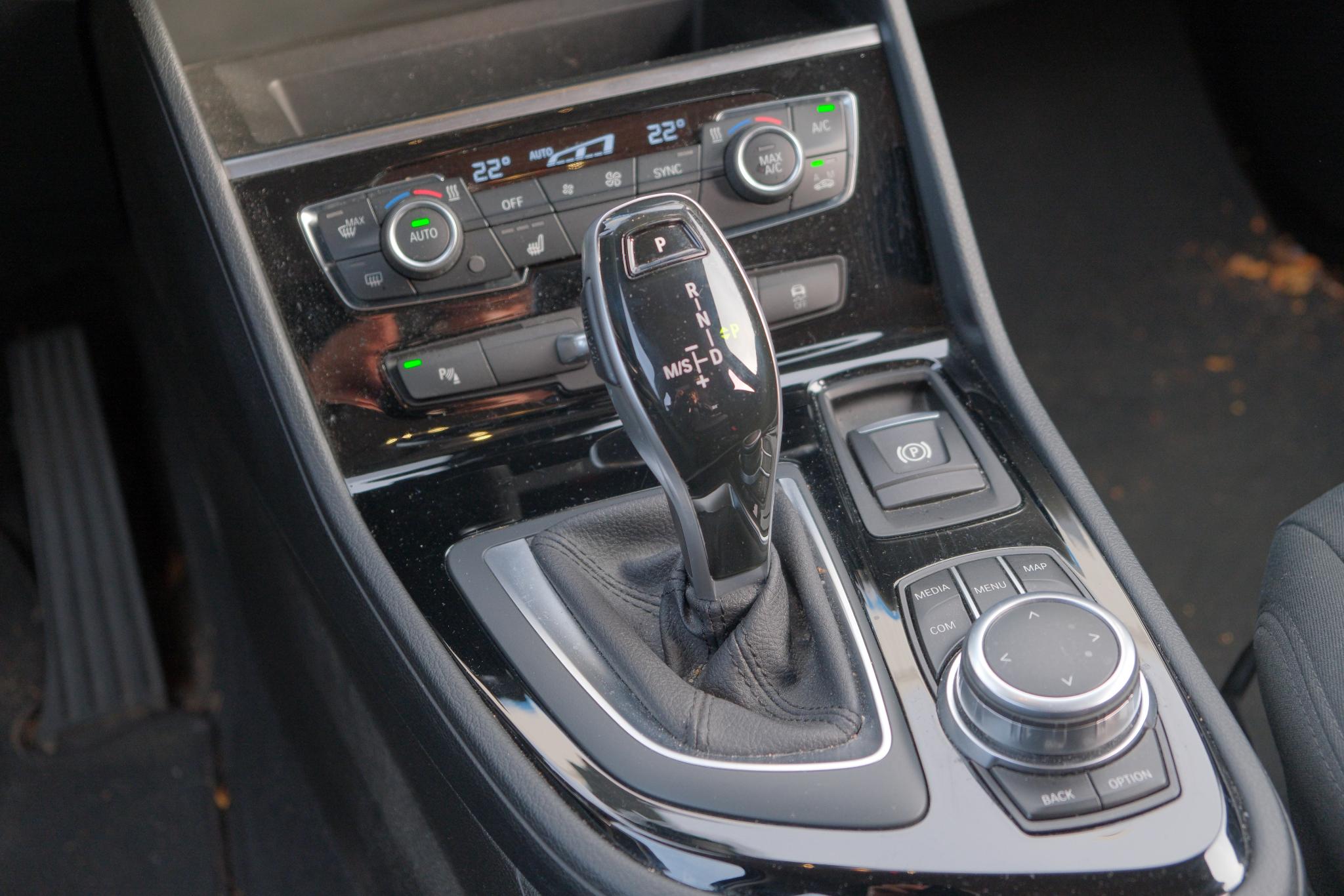 BMW 2 Serie 220i 192pk Aut. Active Tourer Executive | Navi | Climate | Cruise | Elektrische Achterklep | Stoelverwarming | PDC afbeelding 12