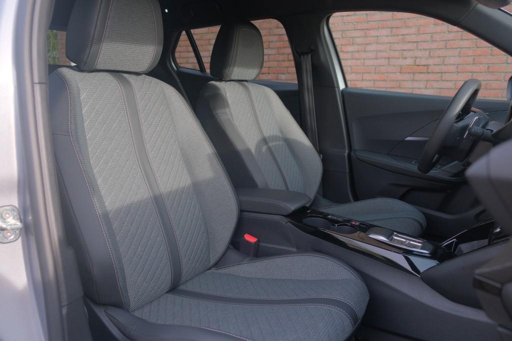 Peugeot 2008 1.2 Hybrid 145pk e-DCS6 Allure | Navi | App Connect | Adaptive Cruise | Camera | Blind Spot | PDC afbeelding 6