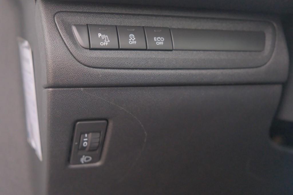 Peugeot 2008 1.2 PureTech 110pk Blue Lion | Airco | Cruise | Panoramadak | Trekhaak afbeelding 29