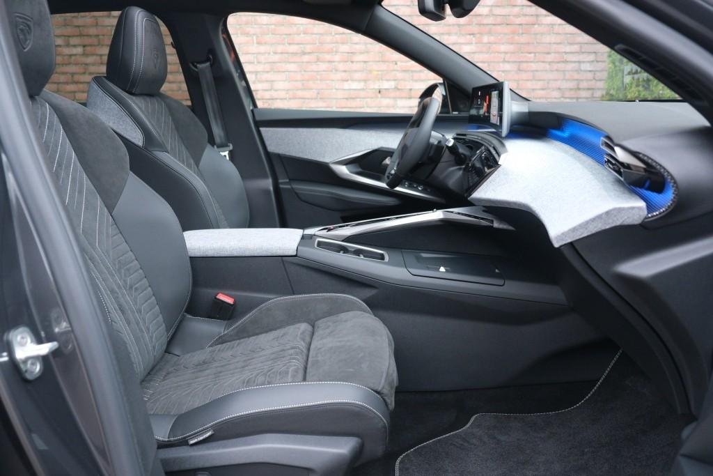 Peugeot 3008 1.2 Hybrid 145pk e-DCS6 GT | Navi | App Connect | Panoramadak | Focal Audio | Alcantara | Camera | Elektrische Achterklep | Winter Pakket afbeelding 4