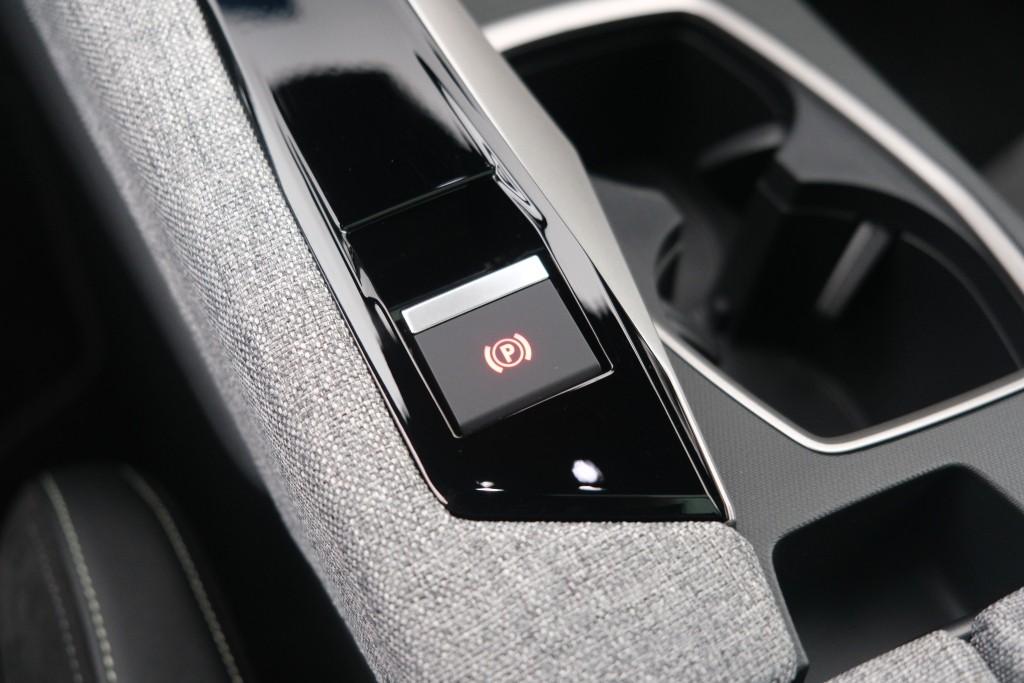 Peugeot 3008 1.2 Hybrid 145pk e-DCS6 GT | Navi | App Connect | Panoramadak | Focal Audio | Alcantara | Camera | Elektrische Achterklep | Winter Pakket afbeelding 26