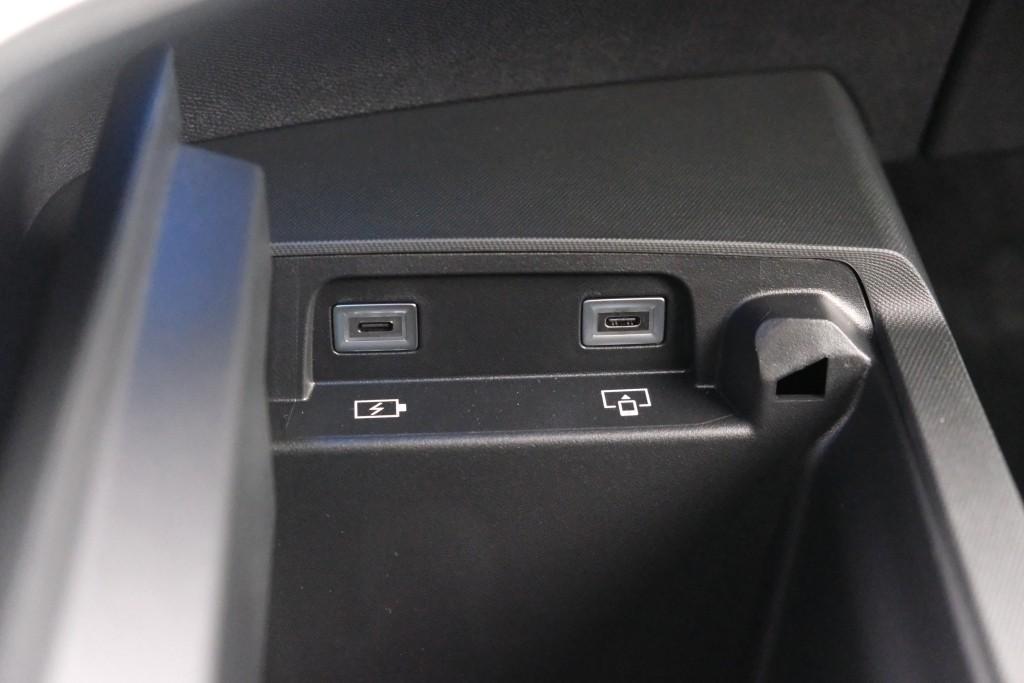 Peugeot 3008 1.2 Hybrid 145pk e-DCS6 GT | Navi | App Connect | Panoramadak | Focal Audio | Alcantara | Camera | Elektrische Achterklep | Winter Pakket afbeelding 27