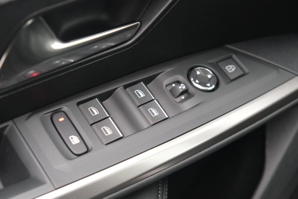 Peugeot 3008 1.2 Hybrid 145pk e-DCS6 GT | Navi | App Connect | Panoramadak | Focal Audio | Alcantara | Camera | Elektrische Achterklep | Winter Pakket afbeelding 28