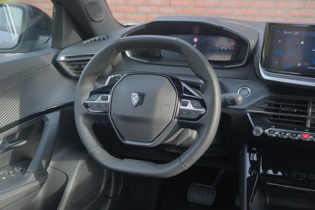 Peugeot 2008 1.2 Hybrid 145pk e-DCS6 Allure | Navi | App Connect | Adaptive Cruise | Camera | Blind Spot | PDC afbeelding 12
