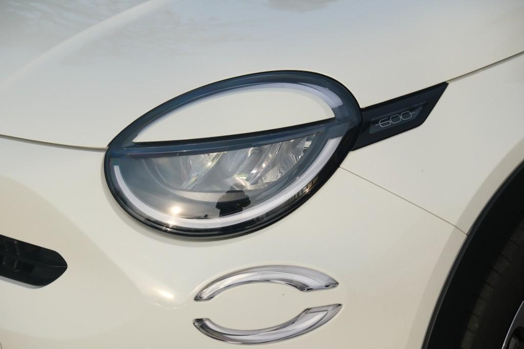 Fiat 600 1.2 Hybrid 110pk DCT6 La Prima | Navi | App Connect | Adaptive Cruise | Climate | Keyless | Camera | Leder | Elektrische Achterklep afbeelding 2