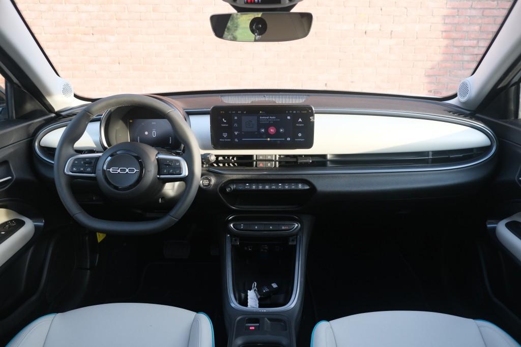 Fiat 600 1.2 Hybrid 110pk DCT6 La Prima | Navi | App Connect | Adaptive Cruise | Climate | Keyless | Camera | Leder | Elektrische Achterklep afbeelding 6