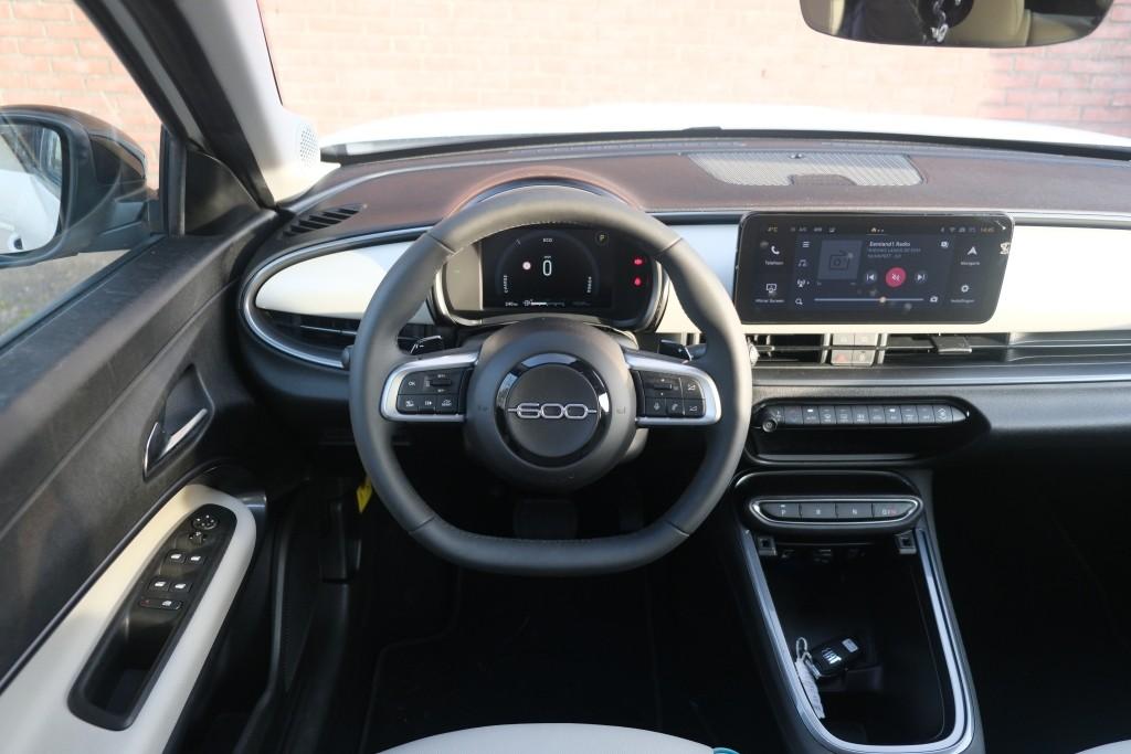 Fiat 600 1.2 Hybrid 110pk DCT6 La Prima | Navi | App Connect | Adaptive Cruise | Climate | Keyless | Camera | Leder | Elektrische Achterklep afbeelding 12