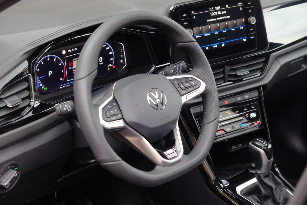 Volkswagen T-Roc 1.5 TSI 150pk DSG R-Line Edition Black Edition | Black Style | App Connect | Panoramadak | Camera | Keyless | Elektrische Achterklep | Matrix LED | Winter Pakket afbeelding 7