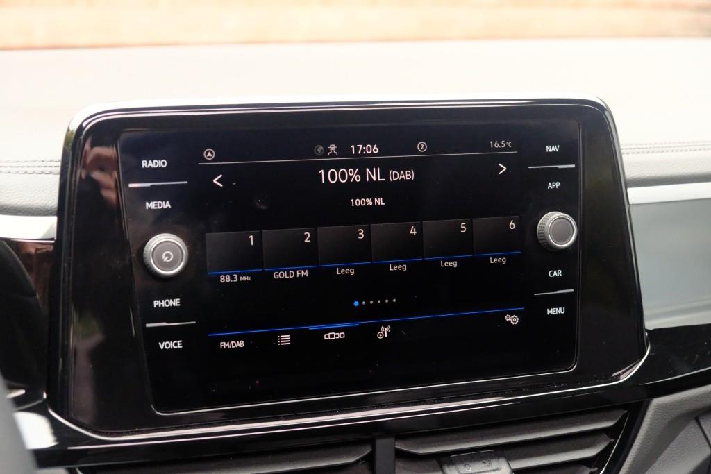 Volkswagen T-Roc 1.5 TSI 150pk DSG R-Line Edition Black Edition | Black Style | App Connect | Panoramadak | Camera | Keyless | Elektrische Achterklep | Matrix LED | Winter Pakket afbeelding 14