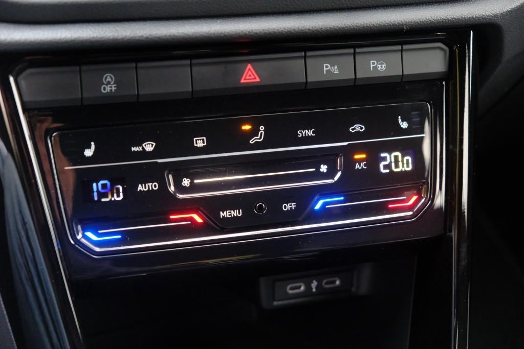 Volkswagen T-Roc 1.5 TSI 150pk DSG R-Line Edition Black Edition | Black Style | App Connect | Panoramadak | Camera | Keyless | Elektrische Achterklep | Matrix LED | Winter Pakket afbeelding 17