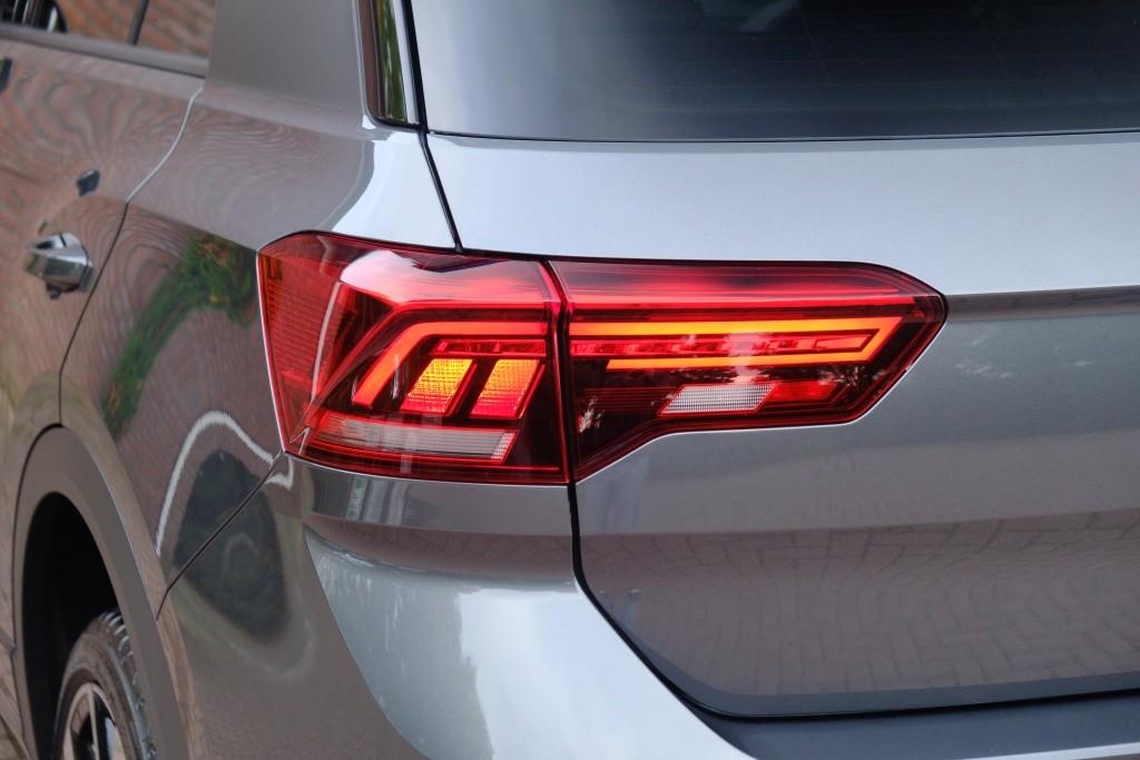 Volkswagen T-Roc 1.5 TSI 150pk DSG R-Line Edition Black Edition | Black Style | App Connect | Panoramadak | Camera | Keyless | Elektrische Achterklep | Matrix LED | Winter Pakket afbeelding 23