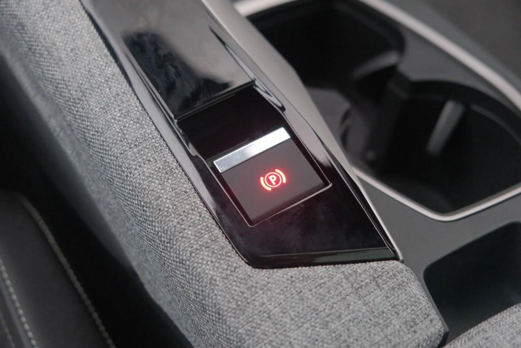 Peugeot 3008 1.2 Hybrid 145pk e-DCS6 GT | Navi | App Connect | Adaptive Cruise | Camera | Panoramadak | FOCAL® Audio | Elektrische Achterklep | Winter Pakket afbeelding 26