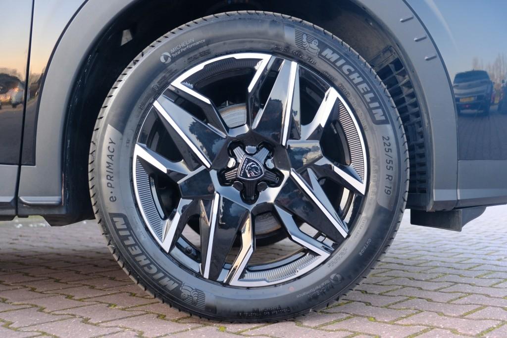 Peugeot 3008 1.2 Hybrid 145pk e-DCS6 GT | Navi | App Connect | Adaptive Cruise | Camera | Panoramadak | FOCAL® Audio | Elektrische Achterklep | Winter Pakket afbeelding 31