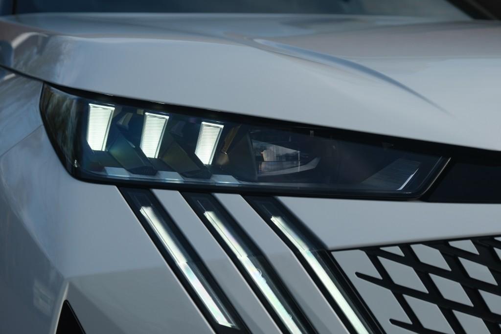 Peugeot 3008 1.2 Hybrid 145pk e-DCS6 GT | Navi | App Connect | Panoramadak | Focal Audio | Alcantara | Camera | Elektrische Achterklep | Winter Pakket afbeelding 2